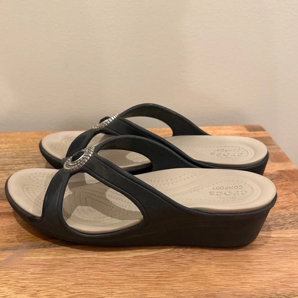 Crocs Sanrah Womens 8 Black Wedge Sandal Embellished Rhinestone Circle Medallion